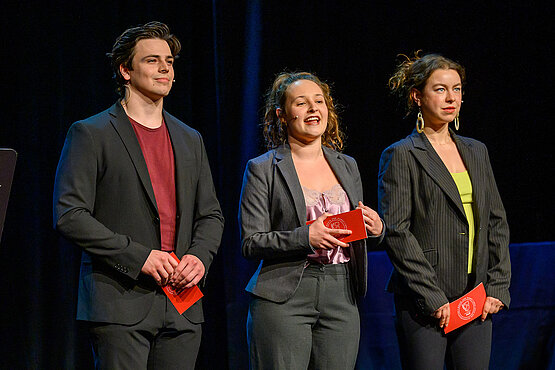 Moderator*innen Nikolaus Lessky, Helena Vogel und Nora Wahl © W. Simlinger