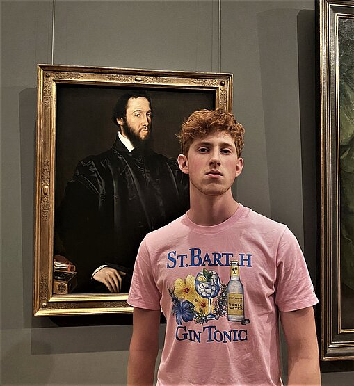 Julian Schlosser belegt derzeit den Bachelorstudiengang Klavier an der MUK  (Foto © privat).