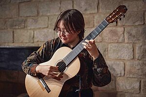 Ayaka Mukaiyama beim Gitarrespielen