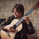 Ayaka Mukaiyama beim Gitarrespielen