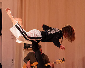 „of(f) rhythm“. Workshop „(poly)rhythmic communication between dancers & jazz musicians“ mit Naïma Mazic und Amir Wahba