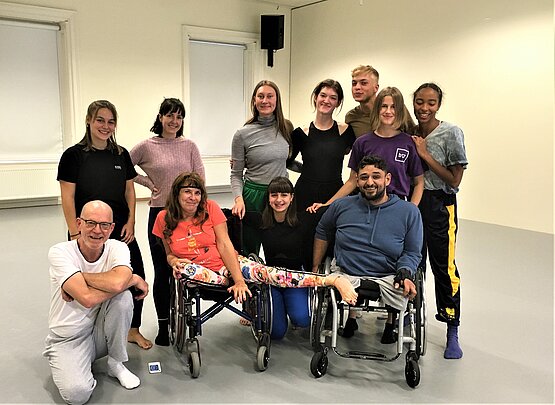 Studierende aus dem Studiengang Zeitgenössische Tanzpädagogik mit Vera Rosner und Frans Poelstra