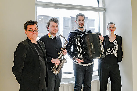 Prof. Joonas Lahtinen, Professor für Performance Art, der Saxophonist Philipp Gerschlauer,  der Akkordeonist Georgios Lolas sowie Vizerektorin und ZWF-Leiterin Prof. Rosemarie Brucher.