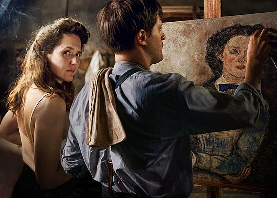 Emily Cox in der Rolle der Alma Mahler sowie Valentin Postlmayr als Oskar Kokoschka in einem Film von Dieter Berner. Foto: Panda Film Verleih. 