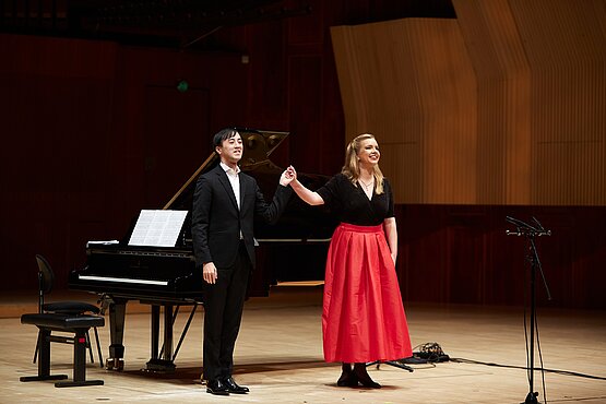 Akihoro Sano und Karin Blom vor dem Klavier, aufgenommen von Britt Lindemann