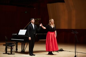 Akihoro Sano und Karin Blom vor dem Klavier, aufgenommen von Britt Lindemann