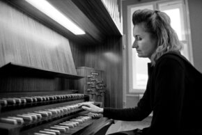 Elfriede Jelinek an der Orgel © Ferdinando Scianna/Magnum Photos/Agentur Focus