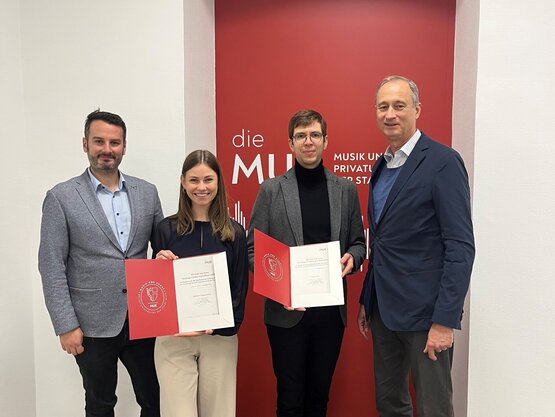 Gruppenfoto der Gewinner*innen mit Sebastian Sima und Rektor Andreas Mailath-Pokorny, aufgenommen von Marie-Christin Berger-Hat