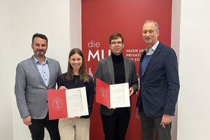 Gruppenfoto der Gewinner*innen mit Sebastian Sima und Rektor Andreas Mailath-Pokorny, aufgenommen von Marie-Christin Berger-Hat