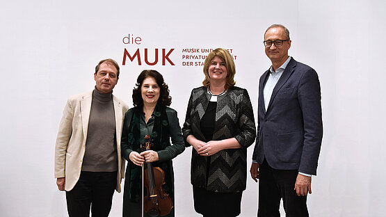 Gruppenfoto mit Prof. Dr. Edwin Vanecek; Karen Murray, MA, Dipl. CSM; I.E. Botschafterin Barbara Cullinane und Rektor Dr. Andreas Mailath-Pokorny