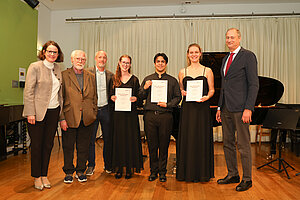 Livia Sellin, Peter Weinberger, Simon Weinberger, Trio Con Brio (1. Platz), MUK-Rektor Andreas Mailath-Pokorny © Gerhard Fally
