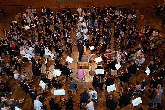 Die Wiener Symphoniker unter Leitung von P. Popelka bei „Im Klang berührt" © Andrea Humer/WSY