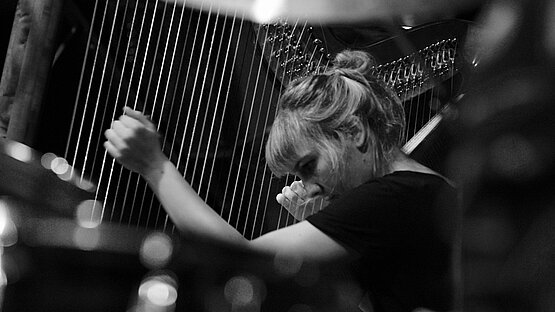 Sara Kowal, Harfe. Foto © Herbert Weisrock