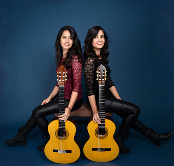 Die Zwillingsschwestern Sara und Sanaz Zaher. Foto © Duo Zaher. 