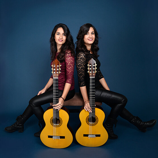 Die Zwillingsschwestern Sara und Sanaz Zaher. Foto © Duo Zaher. 