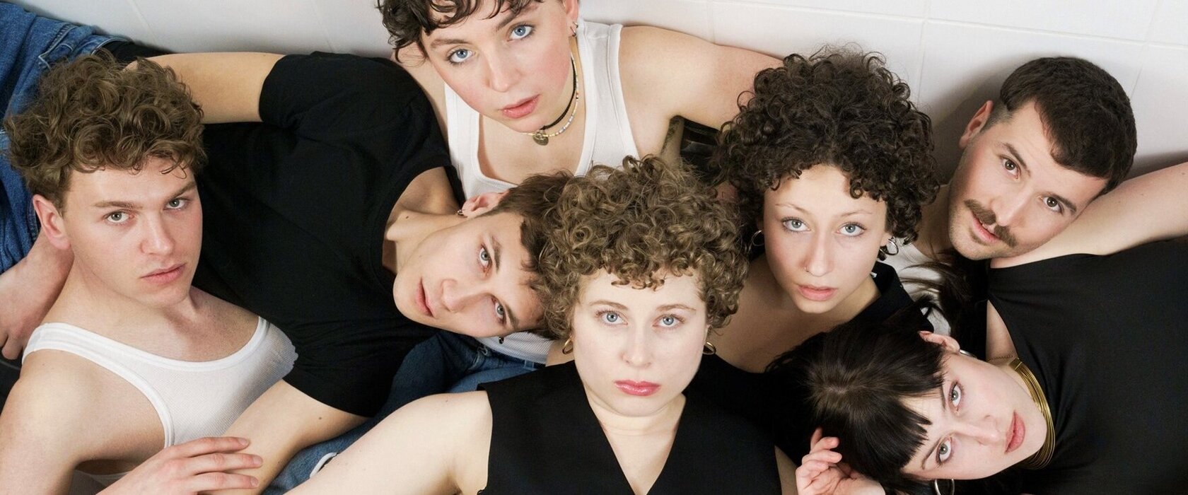 Die Studierenden des 2. Jahrgangs Schauspiel an der MUK. Foto © Fiona Oehler. 