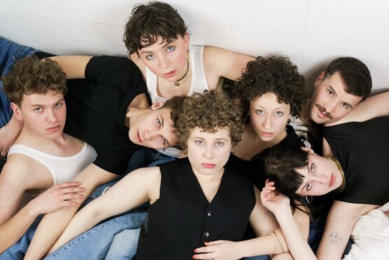 Die Studierenden des 2. Jahrgangs Schauspiel an der MUK. Foto © Fiona Oehler. 