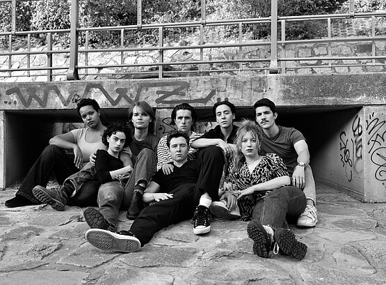 Studiengang Schauspiel 2026 (v.l.n.r.): Lara Horvath, Marko Kerezovic, Maxim Lohse, Jakob Merkle, Tara Michelsen, Konstantin Mues, Una Nowak, Jasmin Weißmann. Foto © Johann Andresen.  