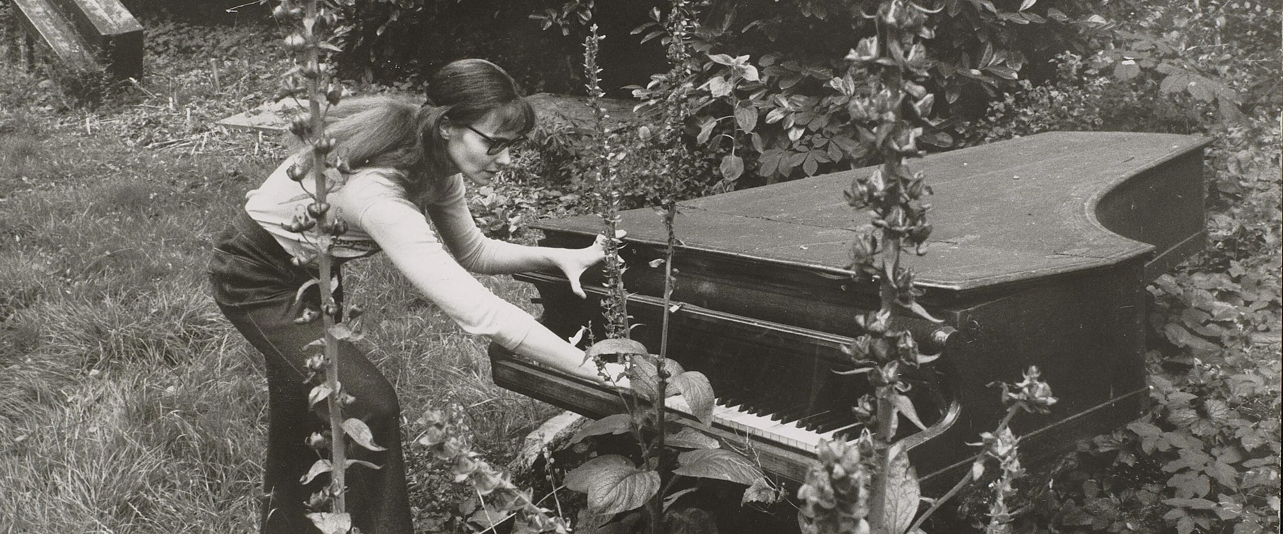 Annea Lockwood Piano Garden, ca. 1970 © Chris Ware/Wien Modern 