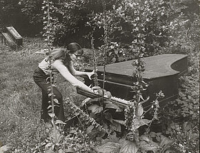Annea Lockwood Piano Garden, ca. 1970 © Chris Ware/Wien Modern 