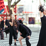 Tänzer*innen im öffentlichen Raum, fotografiert von Tom Poe