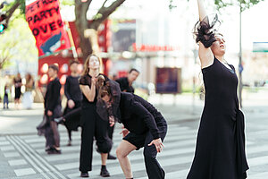 Tänzer*innen im öffentlichen Raum, fotografiert von Tom Poe