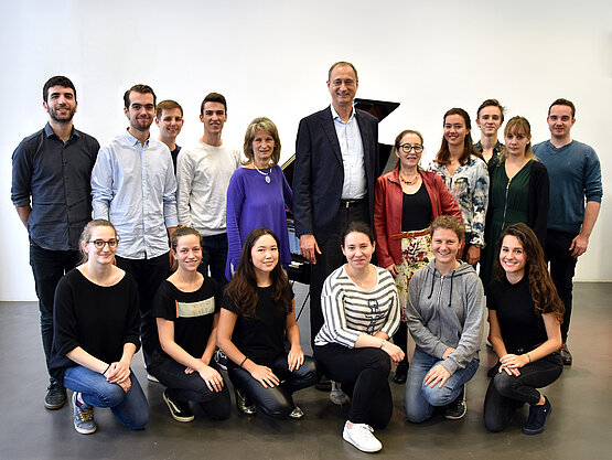 Swea Hieltscher, Rektor Mailath-Pokorny, Adina Mornell (v.l.n.r.) und die IGP-Studierenden