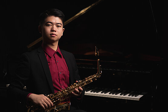 Porträt mit Saxophon von Yingshuo Ma, fotografiert von Reithofer Media