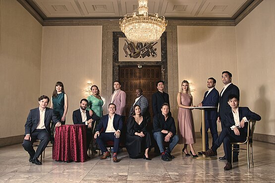 v.l.n.r.: Piotr Jaworski, Alma Neuhaus, Lukas Schmidt, Jenni Hietala, Jack Lee, Ted Black, Daria Sushkova, Katleho Mokhoabane, Nikita Ivasechko, Stephano Park, Miriam Kutrowatz, Agustín Gómez, Jusung Gabriel Park, Richard Fu © Michael Arivony