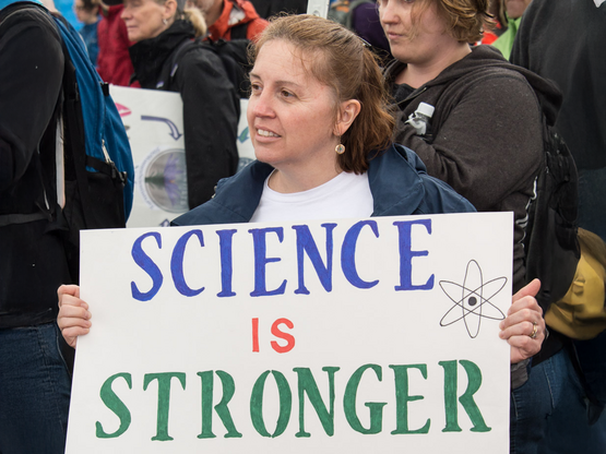 Science is stronger than ignorance: Demonstrantin beim ersten March for Science in Washington DC. Foto CC.2.0. scattered1/Wikimedia