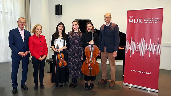 v.l.n.r.: Mag. Christian und Mag. Andrea Klausner, Maria Krstic, Ekatarina Belova, Ana Šincek sowie Rektor Andreas Mailath-Pokorny © Gerhard Fally
