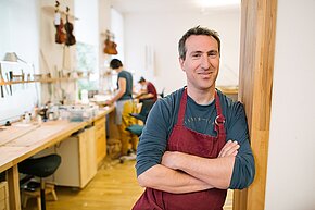 Porträt von Martin Rainer in seiner Werkstatt