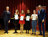 Max Raabe, die Gewinnerinnen und Rektor Mailath-Pokorny © Armin Bardel