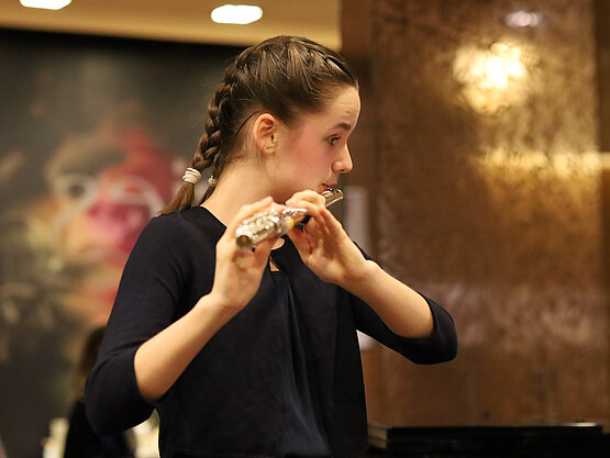 Lyn Lechner beim Flötenspiel