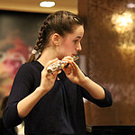 Lyn Lechner beim Flötenspiel