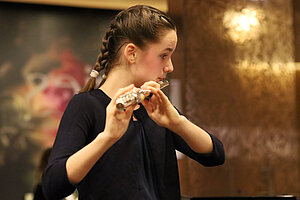 Lyn Lechner beim Flötenspiel