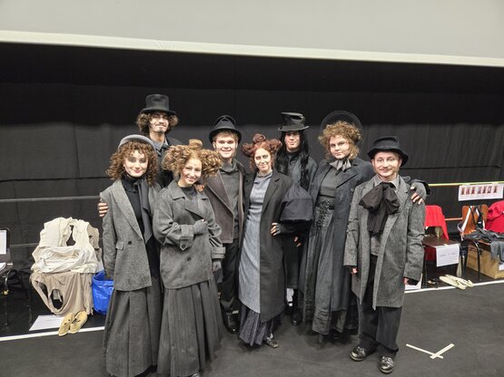 Studierende als Ensemble bei Sweeney Todd © MUK MUNTER
