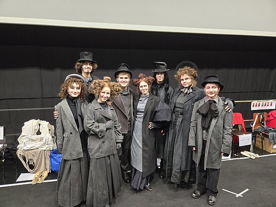 Studierende als Ensemble bei Sweeney Todd © MUK MUNTER