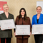 Die Preisträgerinnen des Brigitte-Hamann-Preises der ÖPUK 2026: V.l.n.r. Preisträgerin Tanz Katharina Senk, BA (MUK), Preisträgerin Startup Selin Matun, BA (SFU), Preisträgerin Forschung PD Dr.in Verena Wally MSc (PMU). Foto © ÖPUK/K. Ranger.