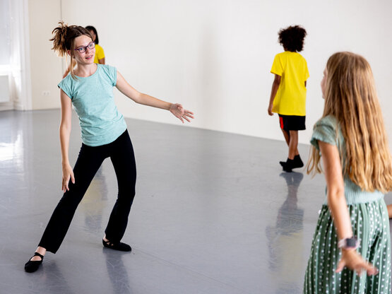 Workshop "Make your own dance" mit Kamilla Adamik bei der Kinderunikunst 2024. Fotos © Teresa Novotny/Kinderunikunst.