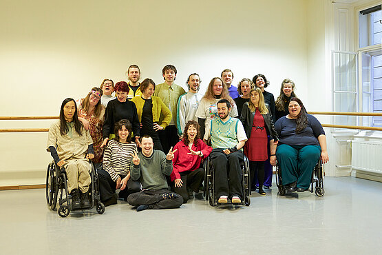 Probensituation JETZT! 2024/25 an der MUK: Die MUK-Lehrenden Constance Cauers, Steffi Krautz -Held, Simeon Ohlsen und Monika Weiner gemeinsam mit den Studierenden des 2. Jahrgangs Schauspiel und den Trainees. Foto © Tommy Hetzel/BURG.