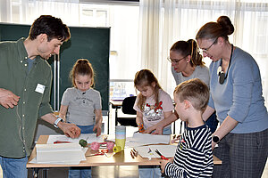 MAE-Student Tin Dzaferovic beim Sound Mapping-Workshop mit Kindern, fotografiert von Julia Meer