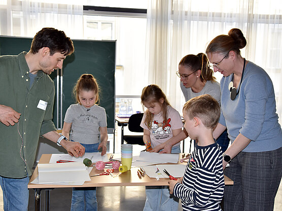 MAE-Student Tin Dzaferovic beim Sound Mapping-Workshop mit Kindern, fotografiert von Julia Meer