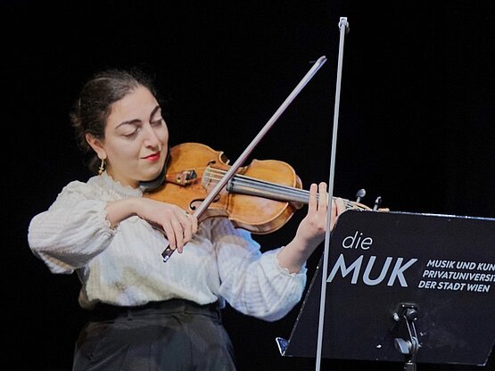 Sofya Vardanyan beim Jubiläumskonzert im MUK.theater. Foto © Klaus Titzer/ORF 