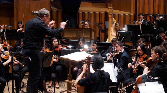 Andreas Stoehr dirigiert das MUK.sinfonieorchester - noch vor der Corona-Pandemie © Armin Bardel