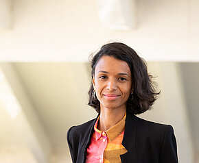 Vortrag „Nylon. Re-Stagings von Mode-Fasern in den darstellenden Künsten“ von Mariama Diagne