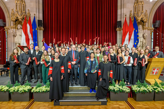Gruppenfoto der MUK-Absolvent*innen 2025, aufgenommen von Wolfgang Simlinger