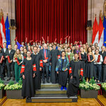 Gruppenfoto der MUK-Absolvent*innen 2025, aufgenommen von Wolfgang Simlinger