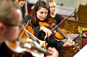 Musiker*innen des MUK.barockorchesters beim Spielen, aufgenommen von Wolfgang Simlinger