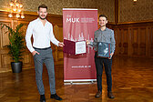 Jazz-Studiengangsleiter Lars Seniuk mit Preisträger Daniel Holzleitner